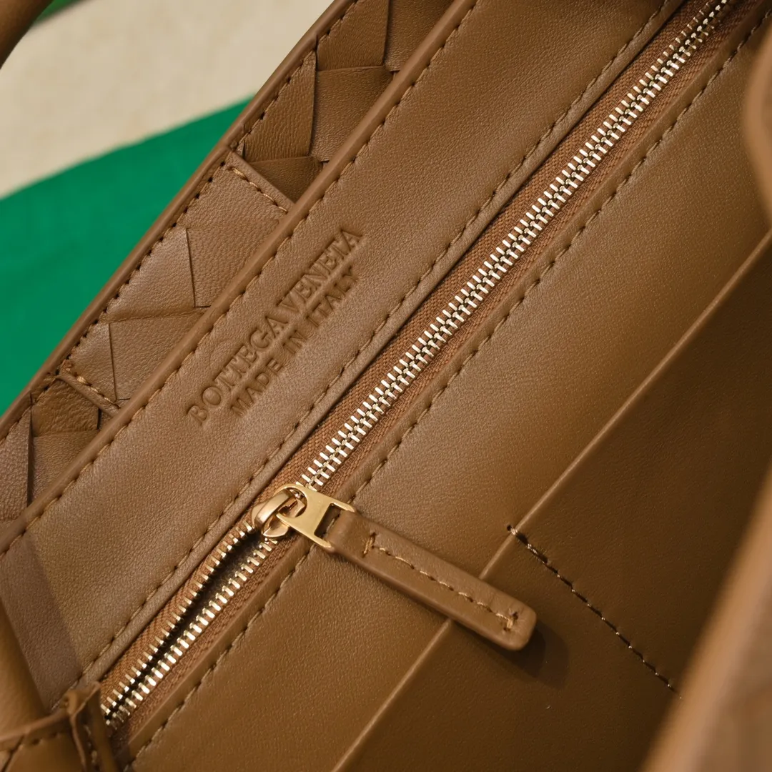 The 2023 new Andiamo batch of 2260 BV has been shipped‼ ️Really popular🔥The new Andiamo woven handbag launched by Bottega Veneta this season is really popular all over the world! ! Celebrities at home and abroad have worn it, and Oscar-winning actress Michelle Yeoh has taken it out on the street. Song Jia, Trai Yara, Yu Feihong, Sanji Ayaka, Rosie Hunting-Whiteley, Yoshioka Riho, etc. have all picked up this bag. It is classic and versatile, showing off its temperament, and the bag capacity is also large, which is very convenient for daily commuting! ! A variety of carrying methods, the shoulder straps can be adjusted by yourself, the original lambskin feels soft and delicate, and the unisex style breaks gender boundaries and brings a more practical and longer-lasting use experience. Andiamo, which has both elegant and casual styles, perfectly interprets the true appearance of "fashionable old money style". Style number: 8463 Size: 32*24*12